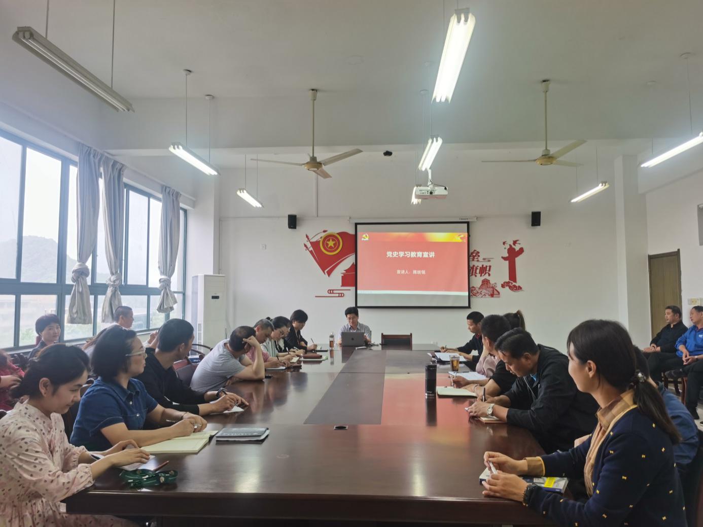 政治理论学习会,邀请党委委员,党政办主任陈统铭作题为《奋斗百年路